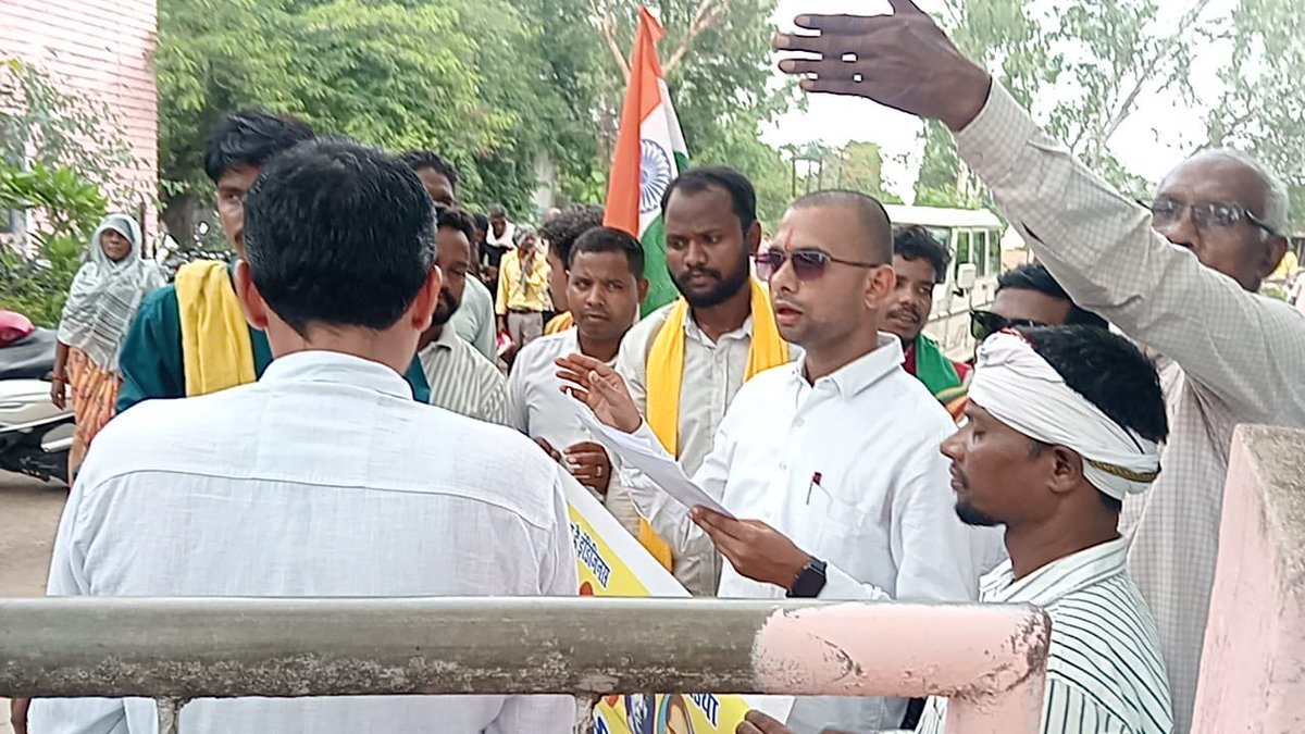 Amriteshdwived6's tweet photo. केंद्र और प्रदेश सरकार छात्रो के साथ जिस प्रकार से अन्याय, अत्याचार और उनका शोषण कर रही है उसके विरोध में आज गोंडवाना स्टूडेंट यूनियन (GSU) के कार्यकर्ताओं के साथ कलेक्ट्रेट पहुंचकर महामहिम राज्यपाल के नाम ज्ञापन सौंपकर विरोध प्रदर्शन किया!
#Governor_MP https://t.co/NmHUDvTPR1