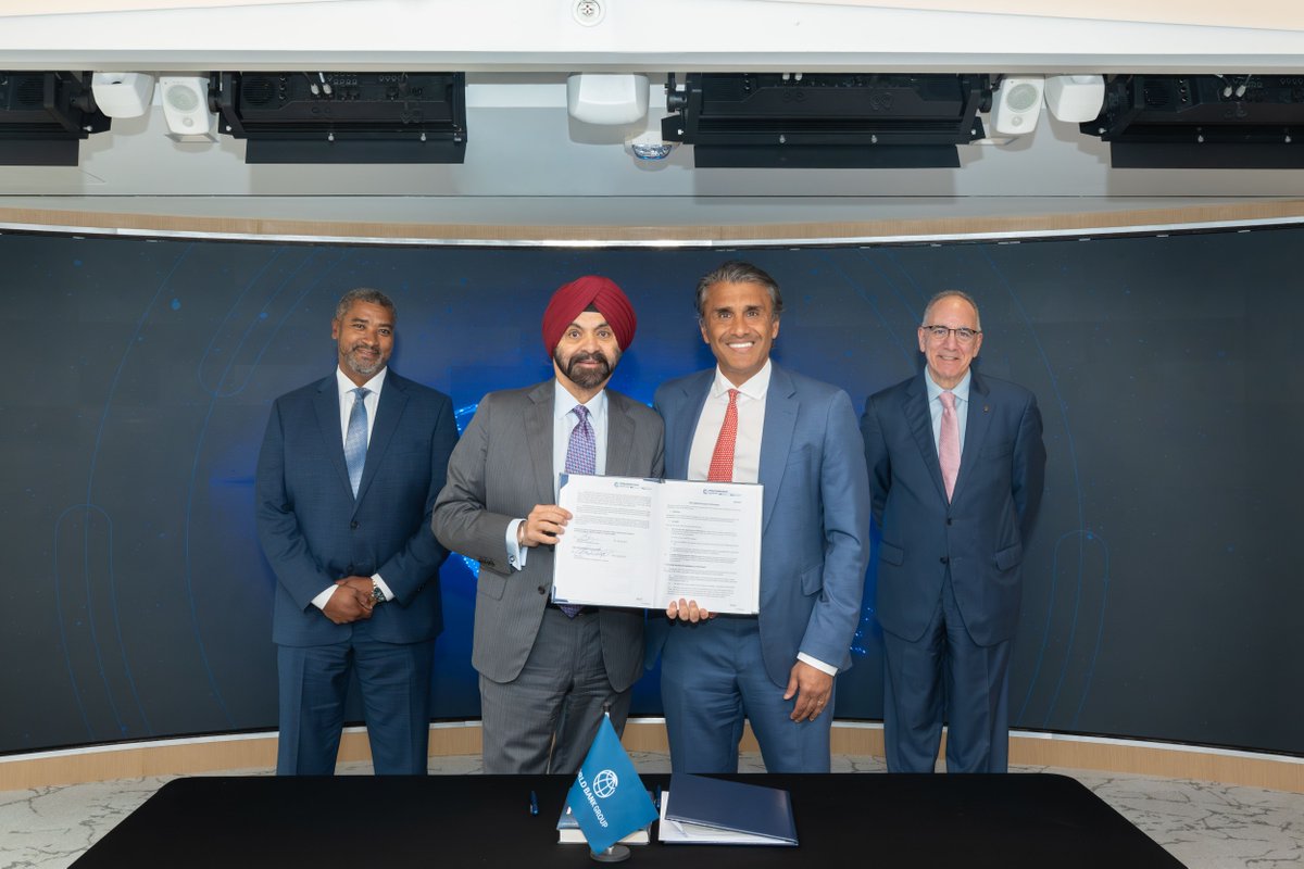 WorldBankGroup's tweet photo. The future of development depends on the next generation of talent.

Through a new partnership with @noblereachfdn, the World Bank Group is strengthening the WBG Explorers Program—helping emerging leaders gain the skills, experience, and global perspective needed to tackle today's development challenges. 

➡️ Learn more about the program: https://t.co/zeCcgvpx9B
➡️ About our partnership: https://t.co/AEd8UJIkOg
