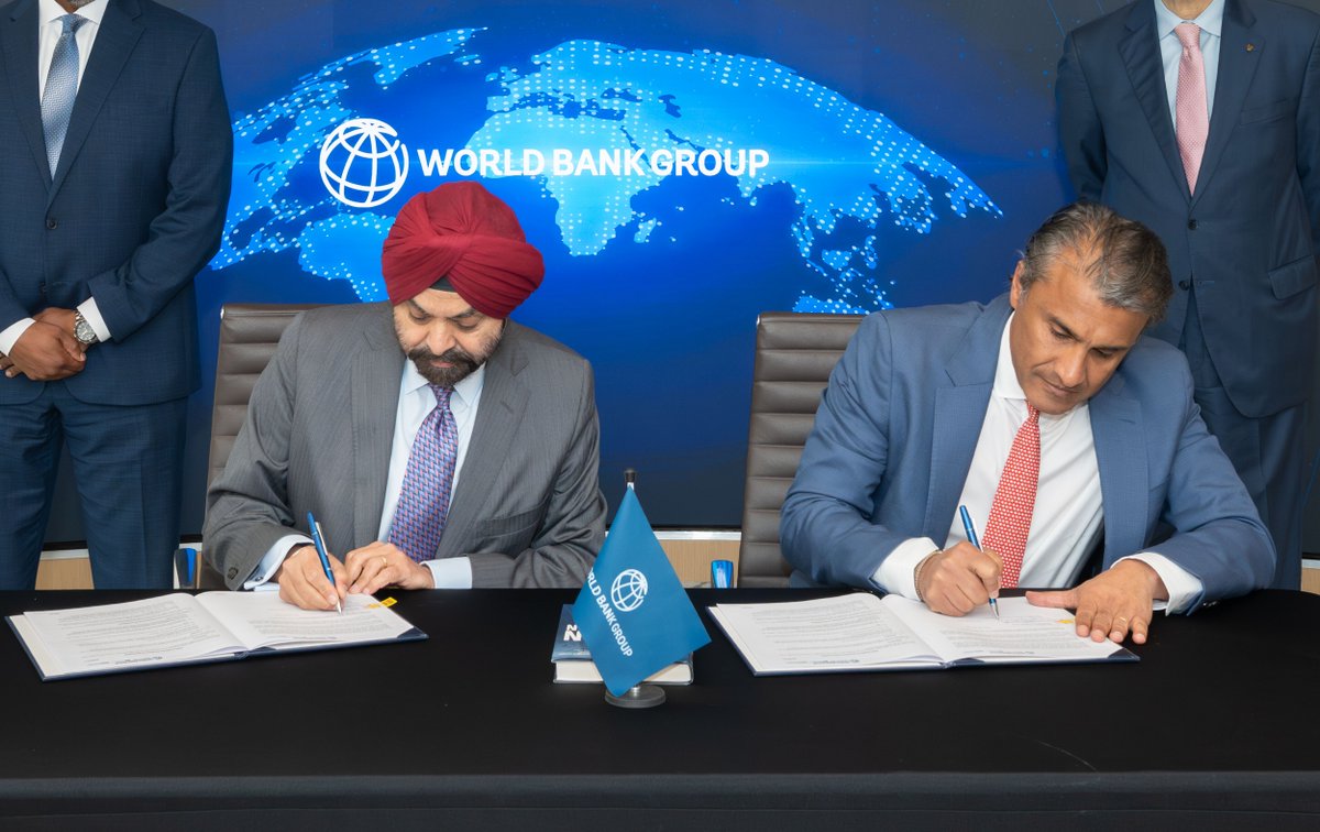 WorldBankGroup's tweet photo. The future of development depends on the next generation of talent.

Through a new partnership with @noblereachfdn, the World Bank Group is strengthening the WBG Explorers Program—helping emerging leaders gain the skills, experience, and global perspective needed to tackle today's development challenges. 

➡️ Learn more about the program: https://t.co/zeCcgvpx9B
➡️ About our partnership: https://t.co/AEd8UJIkOg