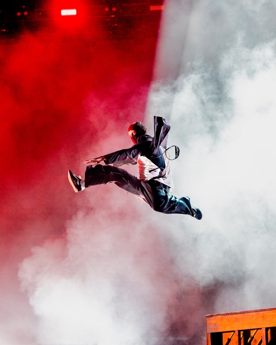 TOPUPDATERS's tweet photo. "twentyonepilots doesn't just perform-they invite you into their world. Two musicians, one stage, a thousand layers of emotion woven into every note."
via @/ripamontiandrea on Instagram 
1/5 https://t.co/PMKzLQuuiu