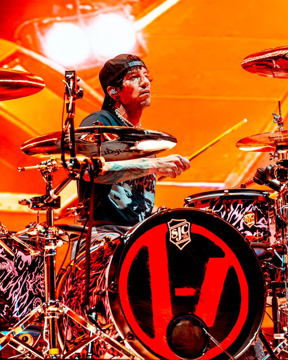 TOPUPDATERS's tweet photo. "twentyonepilots doesn't just perform-they invite you into their world. Two musicians, one stage, a thousand layers of emotion woven into every note."
via @/ripamontiandrea on Instagram 
1/5 https://t.co/PMKzLQuuiu