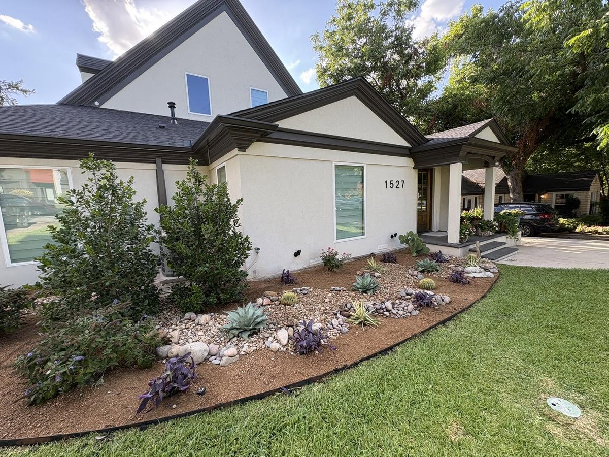 lwlandscapingtx's tweet photo. Low maintenance. Big impact. 🌵☀️

This custom xeriscape is built to handle the Texas heat with drought-tolerant plants, natural stone, and timeless curb appeal; all while using less water.

#Xeriscape #TexasLandscaping #CurbAppeal #LWLandscaping https://t.co/wK0DPgcNy4