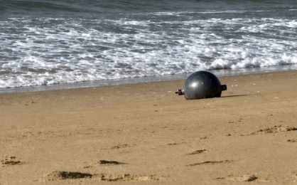 TendenciasCheck's tweet photo. "ESFERAS MISTERIOSAS":
Porque aparecieron seis esferas metálicas en Forrest Beach (Queensland, Australia) y la Agencia Espacial Australiana confirmó que son basura espacial: recipientes a presión de un cohete extranjero que reingresó desde la órbita.
🔎 Las encontraron pescadores de cangrejos. Miden el doble que una pelota de básquet.
☣️ Los bomberos actuaron con trajes para materiales peligrosos y perímetro de 50 metros: se temía que conservaran restos de hidracina, un combustible tóxico. Ya fueron declaradas seguras.
🛰️ Se las conoce como "space balls": están hechas de aleaciones de titanio con punto de fusión más alto que la temperatura de reingreso, por eso no se desintegran. Y si están vacías, flotan.
📈 Hay decenas de miles de fragmentos de basura espacial en órbita. Los rastreados por EE.UU. pasaron de 23.000 a 47.000 entre 2013 y 2024.
Todavía no se sabe de qué cohete ni de qué país vienen. 🌏