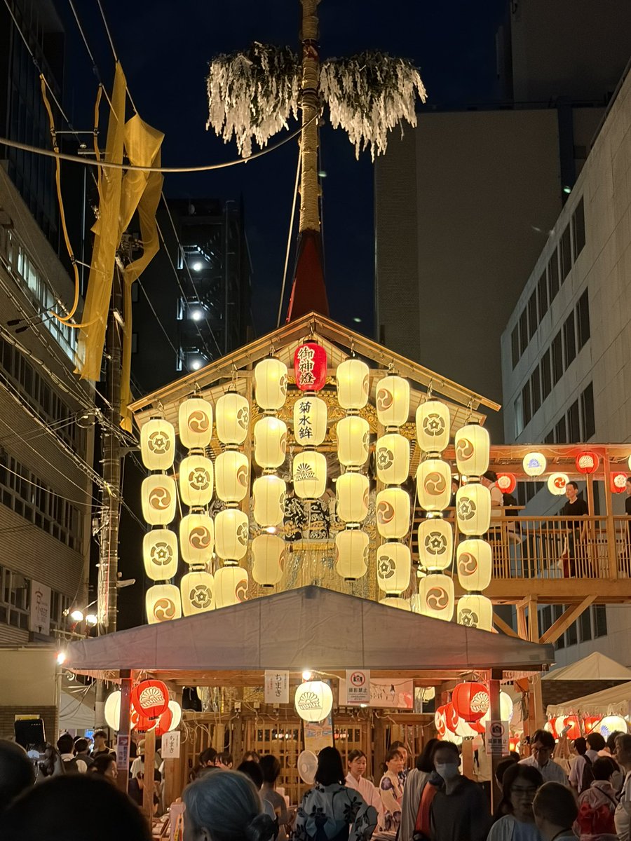 104fhp11's tweet photo. 夜になって体力もやや復活したので再び祇園祭へ。
もう山鉾は出来上がっていて祇園囃子が鳴り響き。
朝には姿が見えなかった蟷螂も無事に鎮座♪

しかし、チャリンコ🚲のワイヤーロックの鍵を家に忘れるという大失態が発覚したので、一旦地下鉄で帰宅して三度街に向かうハメに…
ああ疲れたorz
#祇園祭 https://t.co/njYFvzXNod