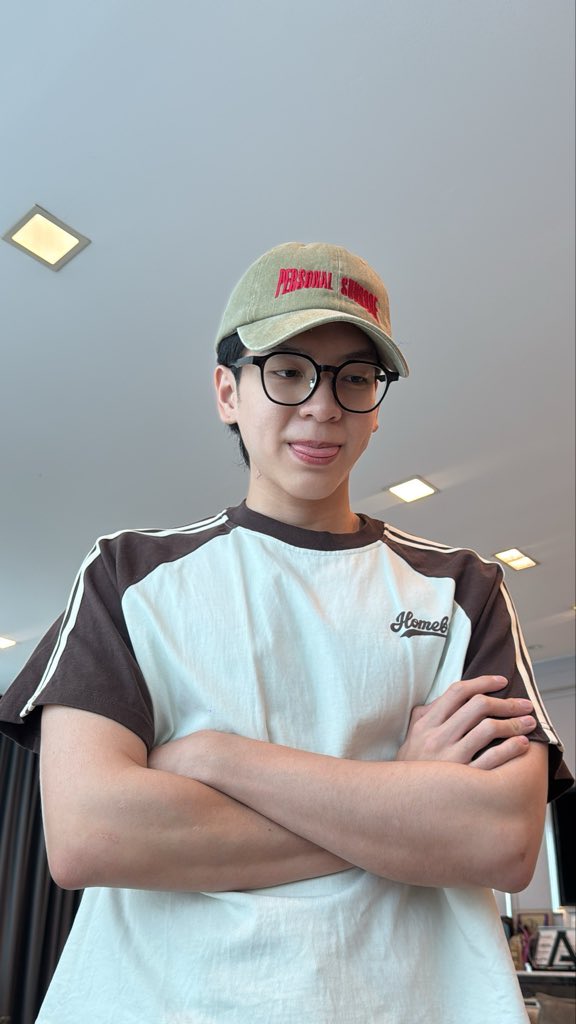 khadkunkhap_'s tweet photo. the way this is golf's view every day 😭😭 im so jealous 😭😭😭 wdym you get to see cutie pie everyday 😔😔😔 https://t.co/cIGlT3ogGe