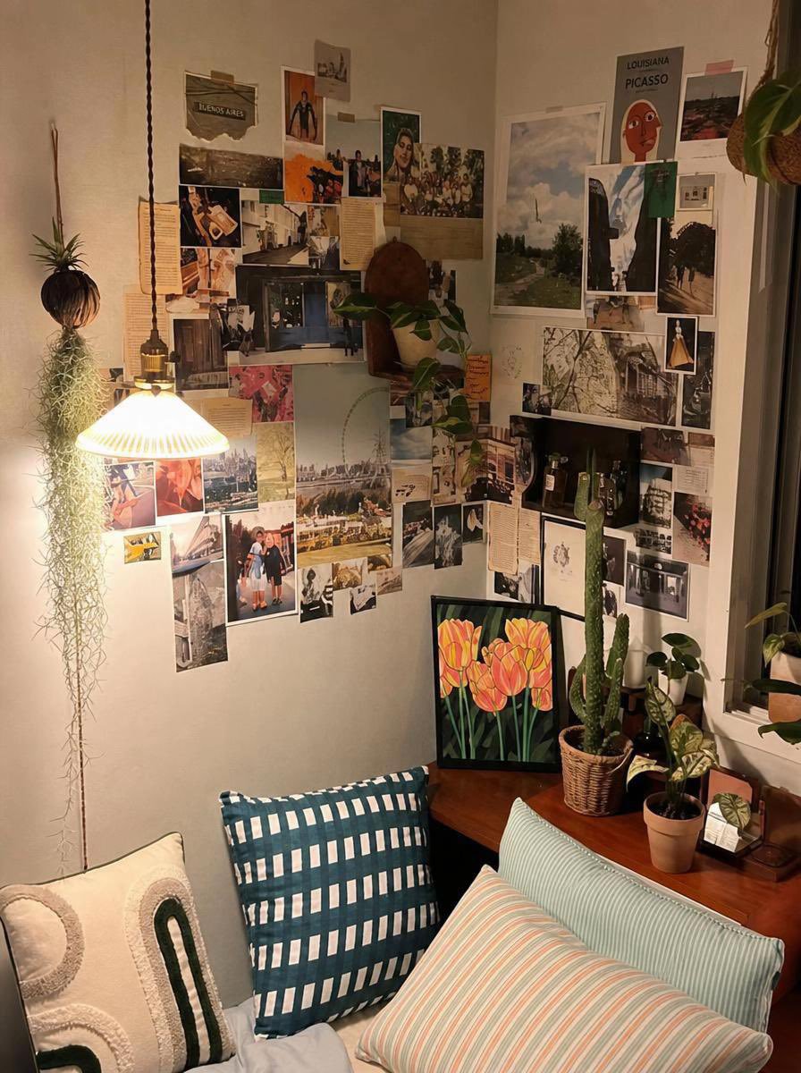 cornersandlight's tweet photo. my room at night https://t.co/IlIipBSQnH