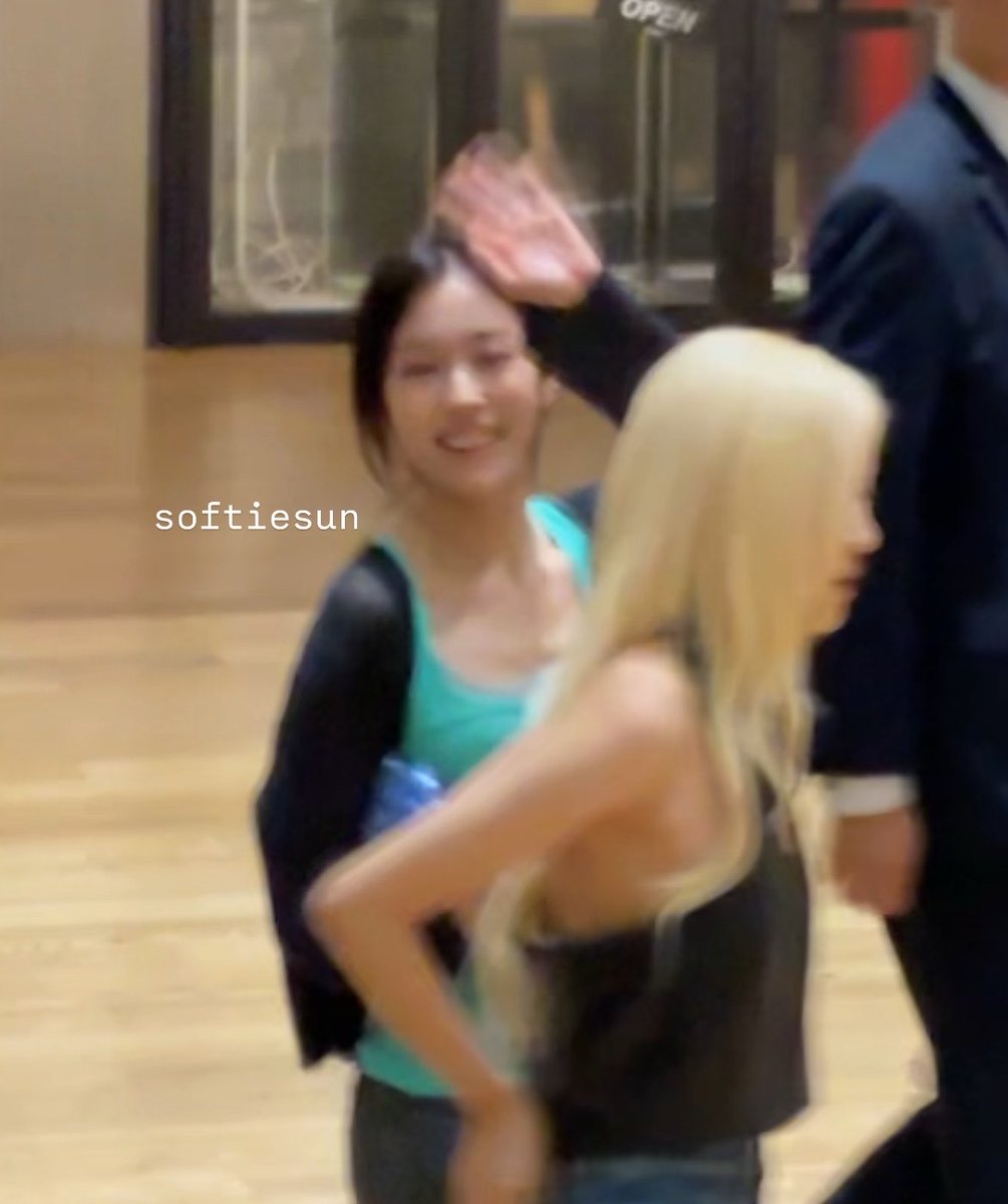softiesun's tweet photo. 270713 #노윤서 #RohYoonseo 

yoonseo was there with rosé and jisoo, but when i called her she still waved back 🥹🩵 my babyyy https://t.co/RcX2qumEq3