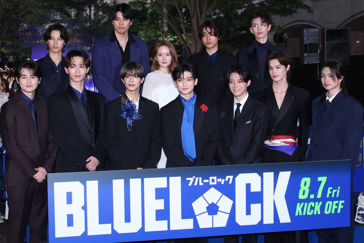 oshiraku's tweet photo. 🌟推し楽 レポート📝

映画「#ブルーロック」
ワールドプレミア”ブルーカーペット”＆舞台挨拶に #高橋文哉 らキャスト陣が登場⚽✨

詳細はこちら👉https://t.co/4ez3fKWaOT

朝本作を見て夜まで鳥肌が立っているという #高橋恭平 に一同から総ツッコミが入る一幕も🤣

@BLUELOCK_MOVIE https://t.co/Zwh6SaVQFo