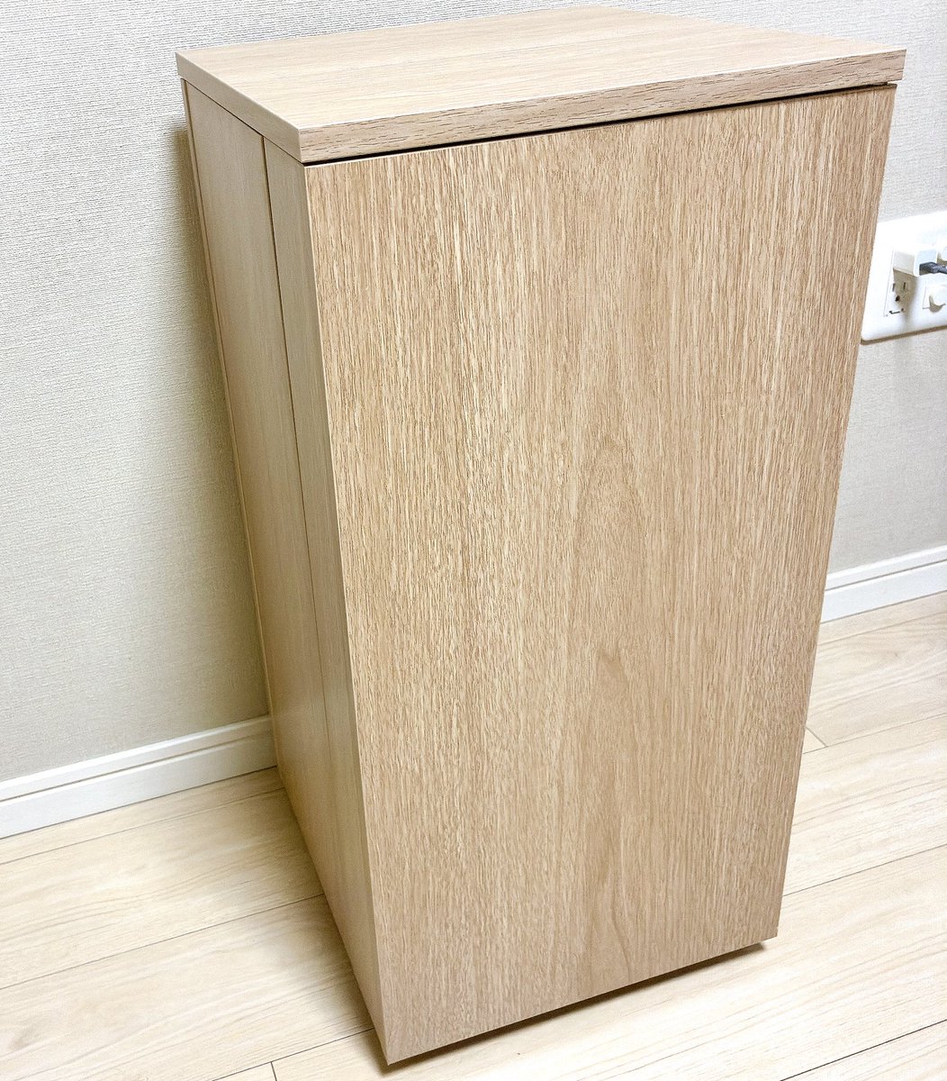 indigo4272's tweet photo. ここ2、3年で買ったり頂戴したりした推しグッズが収納しきれなくなったのでワゴンを買った
普段は扉を閉じて擬態できる https://t.co/5LQmvMEGG2