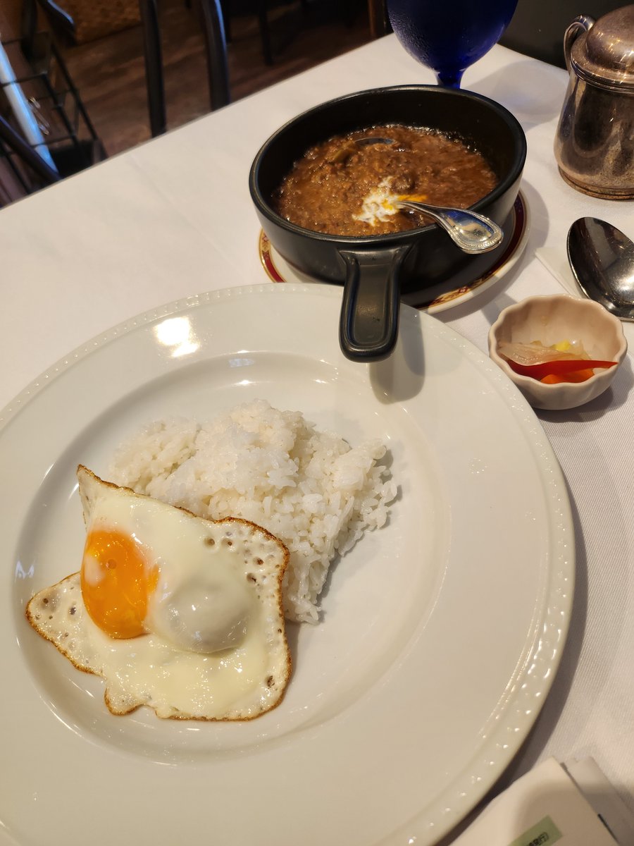 mcqhims's tweet photo. 近所の行きつけのカフェ・・・人気出てきて週末は、ひとり客前提の小生は、ご遠慮しなければならないことも若干ありつつの。
ご負担がかからない状況で、小生がコレだと思える目玉焼きトッピングの2皿上げておきます、ハイ。
#cafe_enn #自由が丘 #九品仏 #ナポリタン #カレー #ちゃり #旅的 #下川裕治 https://t.co/zyphtVsCN6