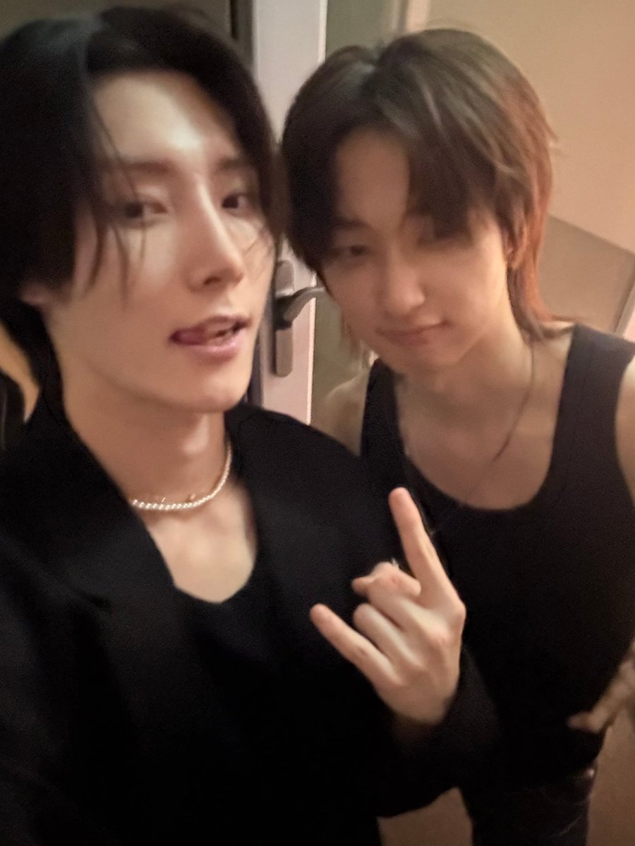 hrtzwavchat's tweet photo. 260713 💛📮

with Kim Iten who’s basically korean.. https://t.co/QRmLH639ix