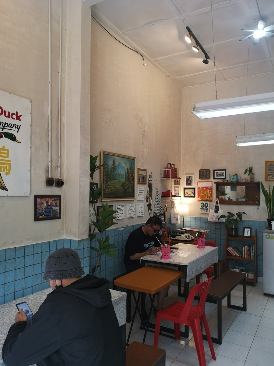 jogjamakanterus's tweet photo. Keadaan restonya sengaja dicat jadul untuk keperluan estetika, kata tulisan di tembok. 

📍Xian Smoked Duck

Tapi beneran emang menambah vibe sih. Rame sangat. Enak juga. Pelayanan cepat sekali. Cuman parkirannya aja terbatas, apalagi buat mobil. #jogjamakanterus https://t.co/t2jonQGxli