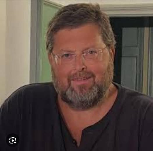 GiorgiaSalvagn1's tweet photo. "La lista della spesa di Mario Adinolfi"
di Andrea Frassineti
È uscita la lista della spesa di Mario Adinolfi. E qui siamo oltre il reato, siamo nel campo del parassitismo puro applicato alla credulità popolare.
I fatti sono scolpiti nelle carte del gip: questo fustigatore dei costumi altrui, questo paladino del cattolicesimo intransigente che da anni spiega agli italiani come devono vivere e fare famiglia, aveva inventato la "Scommessa Collettiva". Prometteva guadagni facili. La gente ci ha messo i risparmi, ma l'unico a vincere la scommessa della vita è stato lui.
I numeri fanno vomitare. Tra il 2022 e il 2023 Adinolfi ha incassato dai partecipanti circa 3 milioni e mezzo di euro. Sapete quanti ne sono finiti davvero nel gioco? Appena 369mila euro. Meno del 10%.
Il resto è servito a finanziare un tenore di vita da trapper arricchito, una fiera del lusso cafone che farebbe sfigurare un boss di provincia. 45mila euro per un orologio Omega, 42mila per un quadro, 30mila tra barca e accessori per la bici, 12mila per una collana, 14mila in lingotti d'oro. E la perla assoluta: 114mila euro di catering, perché evidentemente mantenere quella stazza costa cifre iperboliche.
Ci sono anche 7mila euro di anticipo per Courmayeur, un affitto da 4.700 euro al mese e i lavori per la sala hobby. Poi i bonifici fissi: 470mila euro in cinque anni a un misterioso "Mister X" e 1.800 euro al mese girati religiosamente alla mamma. Il Popolo della Famiglia, in effetti, la famiglia la manteneva alla grande. Peccato lo facesse con i soldi degli sfigati che gli credevano.
Il risultato di questo banchetto? Secondo i magistrati, il 97% di chi ha versato i soldi è rimasto con un pugno di mosche in mano. Non stavano scommettendo su un evento sportivo, stavano pagando il vitalizio a un fannullone professionale.
Per anni questo baciapile nostrano ha girato le TV a fare il guardiano della morale, difendendo l'identità del vero uomo bianco, cristiano e italiano contro la corruzione dei costumi moderni. Oggi scopriamo che l'unico valore tradizionale che gli interessava davvero era quello, antichissimo, di campare alle spalle del prossimo. Un moralista a gettone che si curava dell'anima degli altri mentre svuotava i loro portafogli.
Miserabile è dire poco.