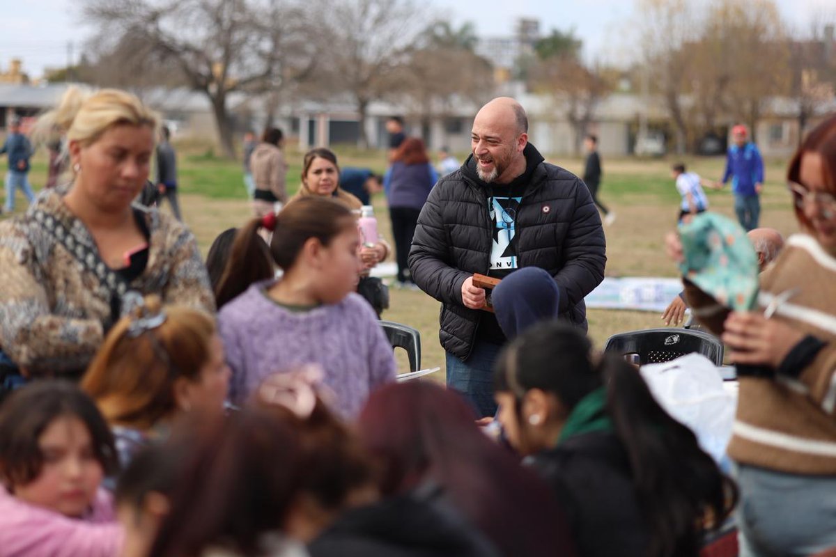 ConcejoSantaFe's tweet photo. Este domingo, en la plaza Unión del barrio Policial, acompañamos la primera kermés barrial organizada por los vecinos del distrito Norte 🥳🎉

👉La idea surgió en los encuentros de ADN Santa Fe que impulsamos desde el Concejo Municipal.

Más info: https://t.co/AbGHW4g7cf https://t.co/asWvhxtRMC