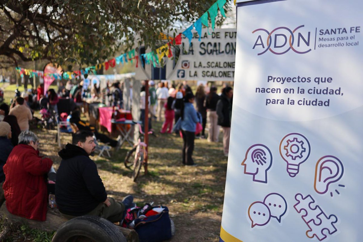 ConcejoSantaFe's tweet photo. Este domingo, en la plaza Unión del barrio Policial, acompañamos la primera kermés barrial organizada por los vecinos del distrito Norte 🥳🎉

👉La idea surgió en los encuentros de ADN Santa Fe que impulsamos desde el Concejo Municipal.

Más info: https://t.co/AbGHW4g7cf https://t.co/asWvhxtRMC