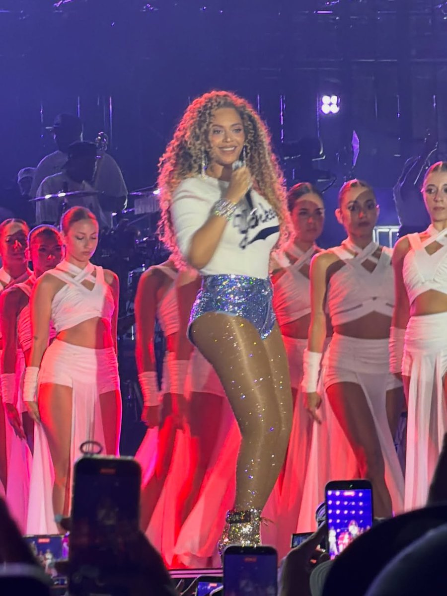 CELIAYONCE's tweet photo. Even in low quality, Beyoncé still serves. 😮‍💨✨ https://t.co/M9dbatmvNn