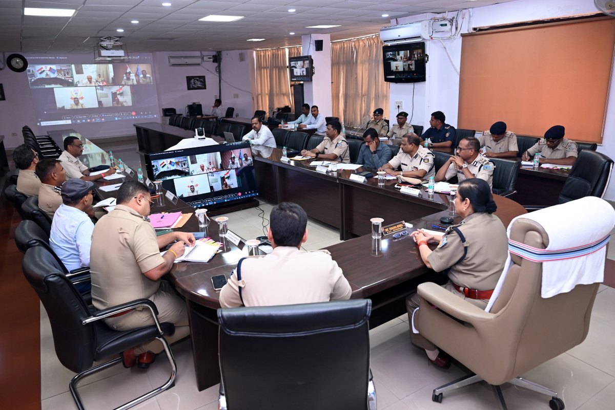 JharkhandPolice's tweet photo. श्रीमती तदाशा मिश्र, पुलिस महानिदेशक झारखंड द्वारा विश्व प्रसिद्ध "श्रावणी मेला-2026" को लेकर उच्चस्तरीय समीक्षा बैठक आयोजित की गई।

बैठक में आगामी श्रावणी मेला को लेकर विधि-व्यवस्था, श्रद्धालुओं की सुरक्षा, आपातकालीन प्रबंधन प्रणाली, (1/2) https://t.co/fYksro0PBd