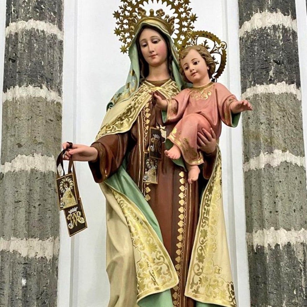 VivaMaria_2022's tweet photo. Vuestro escapulario santo
escudo es tan verdadero,
que como muro de acero
libra de todo quebranto,
al infierno causa espanto
por vuestro amparo y desvelo.

Pues para nuestro consuelo
pasaste el mar proceloso,
sé nuestro amparo amoroso
madre de Dios, del Carmelo.

#VirgenDelCarmen https://t.co/zBaCN9GN3x