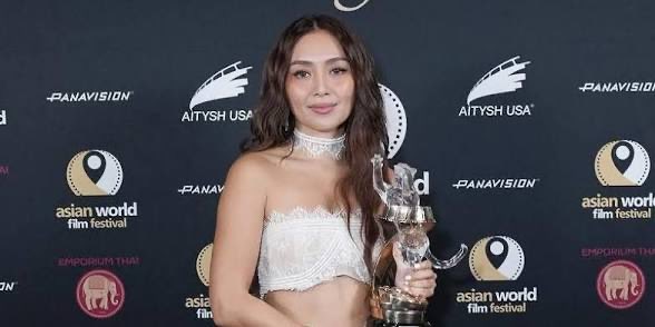 lilyganados's tweet photo. Anyways, kathryn is still the BIGGEST STAR of her generation.  Sa ayaw niyo man o gusto.. Snow Leopard Rising Star Award famous recipient niyan ang boses donald duck na si Awkwafina💅💅💅💅💅👑👑 https://t.co/iXD1sKR4Ps