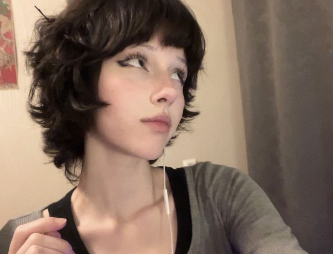 laceymoth's tweet photo. essa espécie de corte de cabelo ta na minha cabeça a meses eu to quase morrendo pra eu mesma não tentar cortar em casa https://t.co/8KPYXjnvqn