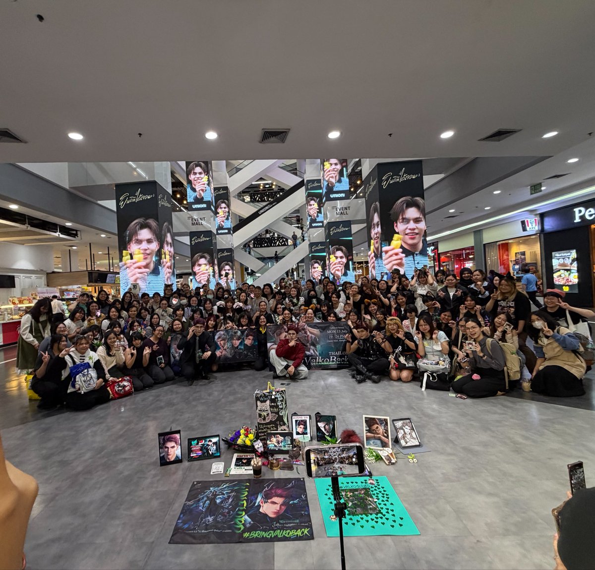 ivy_bluevelvet's tweet photo. คนไทยเก่งอ่ะ จัดแบบฉุกละหุกมาก แถมเพิ่งมีไฟไหม้ยังมากันได้เยอะขนาดนี้ กระดาษคืนผช.ด่วนนนนน #THBringValkoBack #ValkoWasFramed
#BringValkoBack #KeepValkoAlive https://t.co/GSZNLxRyRc