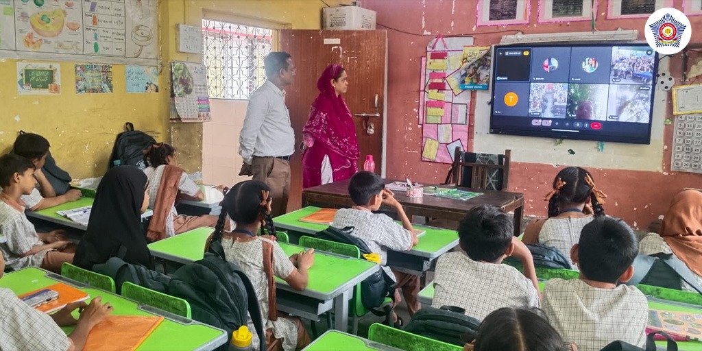 MumbaiPolice's tweet photo. 🔸As part of the #DrugsFreeMumbai campaign, Mumbai Police’s Anti-Narcotics Cell conducted a large-scale awareness initiative across 100+ municipal schools simultaneously, reaching thousands of students through online session.

Students were sensitized about the physical, mental, social, and legal consequences of drug abuse.

Mumbai Police remains committed to reducing both the supply and demand of narcotics through strict enforcement and continuous public awareness. Mumbaikars are urged to report any information related to the sale, trafficking, or consumption of drugs.

🔸बृहन्मुंबई आयुक्तलय अंतर्गत महानगरपालिकेच्या १०० हून अधिक शाळांमध्ये #DrugsFreeMumbai अभियान राबविण्यात आले. अंमली पदार्थ विरोधी कक्ष, गुन्हे शाखेचा विद्यार्थ्यांमध्ये व्यसनमुक्तीबाबत जनजागृती करणे हा सदर अभियानाचा मुख्य हेतू होता.

सदर उपक्रमात अंमली पदार्थांमुळे होणारे शारीरिक, मानसिक, सामाजिक आणि कायदेशीर दुष्परिणामांविषयी विद्यार्थ्यांना मार्गदर्शन करण्यात आले.

अशाप्रकारे मुंबई पोलीस दल हे अंमली पदार्थ मुक्त समाज घडवण्यासाठी सदैव प्रयत्नशील असून, ड्रग्स पुरवठ्यावर नियंत्रण ठेवण्यासाठी ड्रग्स तस्करांवर कारवाई करत आहेत. तसेच मुंबईकरांना अंमली पदार्थांचे सेवन टाळून "ड्रग्ज फ्री मुंबई" साठी ड्रग्ज खरेदी/विक्री/तस्करी/सेवनाबाबत पोलीसांना त्वरित माहिती देवून मदत करणेबाबत आवाहन करण्यात आले आहे.

#HoshMaiAaoMumbai
#SayNoToDrugsYesToLife