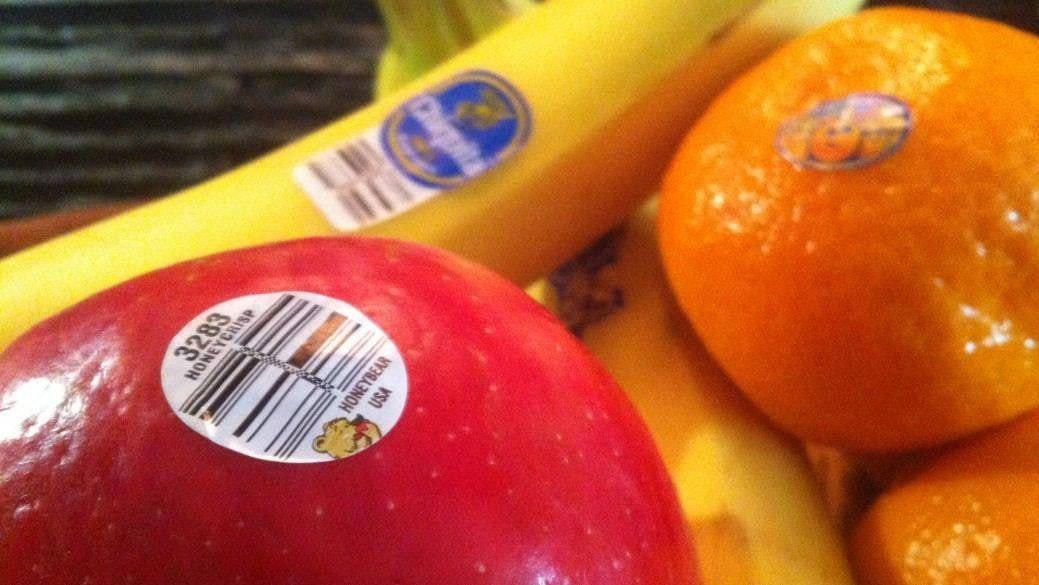 harji_gill's tweet photo. The #stickers that we see on #fruits and #vegetables, as the manufacturers themselves claim, are made from edible paper similar to that used in #confectionery production. In addition, even the glue that the sticker is attached with is #edible.
I don't agree to it https://t.co/7yWvPV3fZC