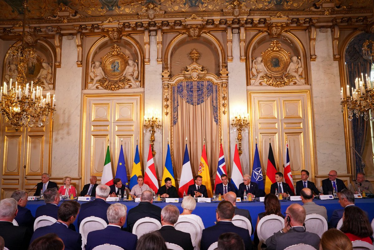EmmanuelMacron's tweet photo. Face à la menace balistique, nous faisons un choix clair : protéger l’Ukraine, renforcer notre sécurité collective et bâtir l’Europe de la défense. 

Avec le lancement de la Coalition antibalistique, nous renforçons les capacités dont l’Europe a besoin. https://t.co/gvmyniPVr9