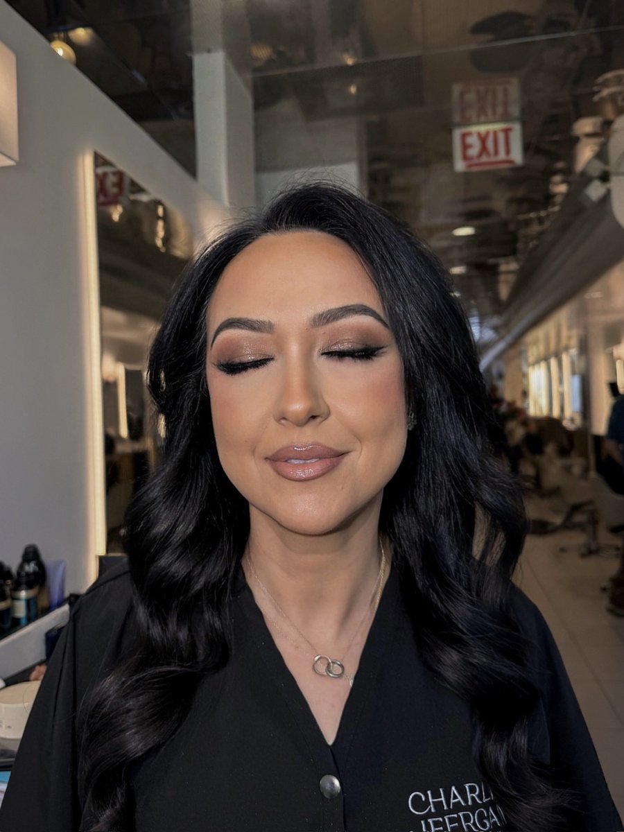 charlesifergan's tweet photo. Bold glam. ✨
Makeup + cluster lashes by Kristina &amp; hair by Ava.
Confidence is always in style. https://t.co/019k6YKj7z
#BoldGlam #HairAndMakeup #BeautyTransformation https://t.co/FhRvzVYXuw