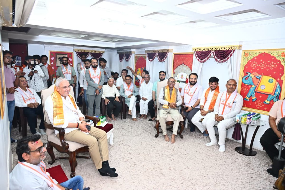 TheYadavPrince's tweet photo. પ્રદેશ અધ્યક્ષ શ્રી @iJagdishBJP જી એ આજે વડોદરા મહાનગર સ્થિત વ્રજધામ સંકુલની મુલાકાત લઈ વૈષ્ણવાચાર્ય પરમ પૂજ્ય ગોસ્વામી 108 શ્રી વ્રજરાજકુમાર મહોદયશ્રીના શુભ આશીર્વાદ પ્રાપ્ત કર્યા તથા સૌહાર્દપૂર્ણ મુલાકાત કરી. https://t.co/N9Xrg6ybEZ