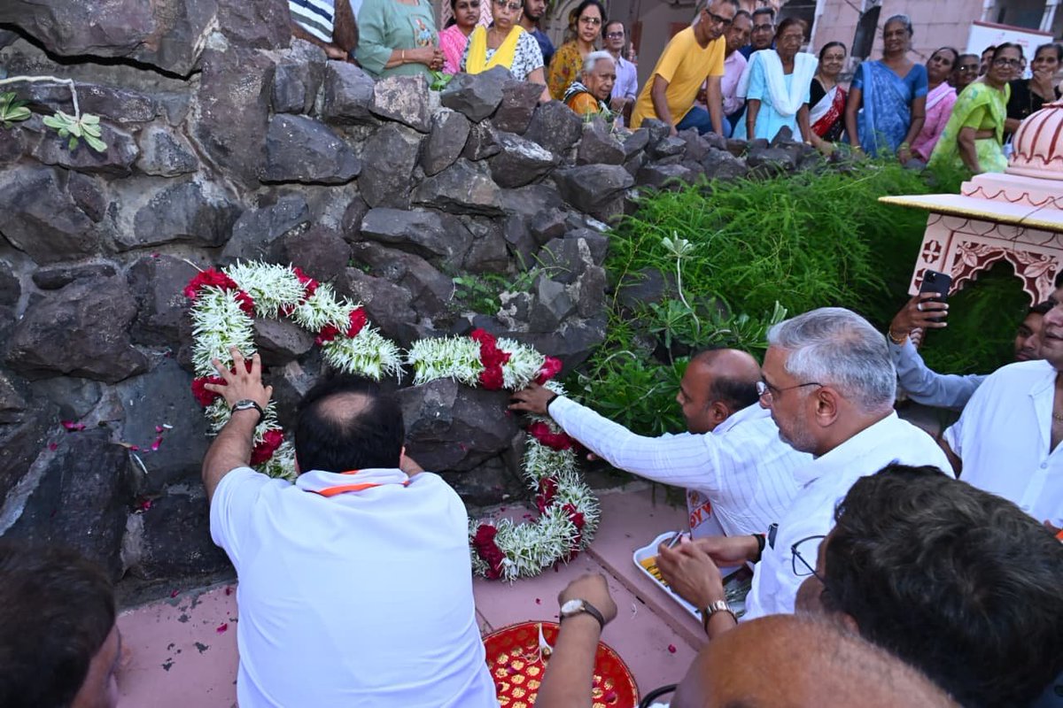 TheYadavPrince's tweet photo. પ્રદેશ અધ્યક્ષ શ્રી @iJagdishBJP જી એ આજે વડોદરા મહાનગર સ્થિત વ્રજધામ સંકુલની મુલાકાત લઈ વૈષ્ણવાચાર્ય પરમ પૂજ્ય ગોસ્વામી 108 શ્રી વ્રજરાજકુમાર મહોદયશ્રીના શુભ આશીર્વાદ પ્રાપ્ત કર્યા તથા સૌહાર્દપૂર્ણ મુલાકાત કરી. https://t.co/N9Xrg6ybEZ