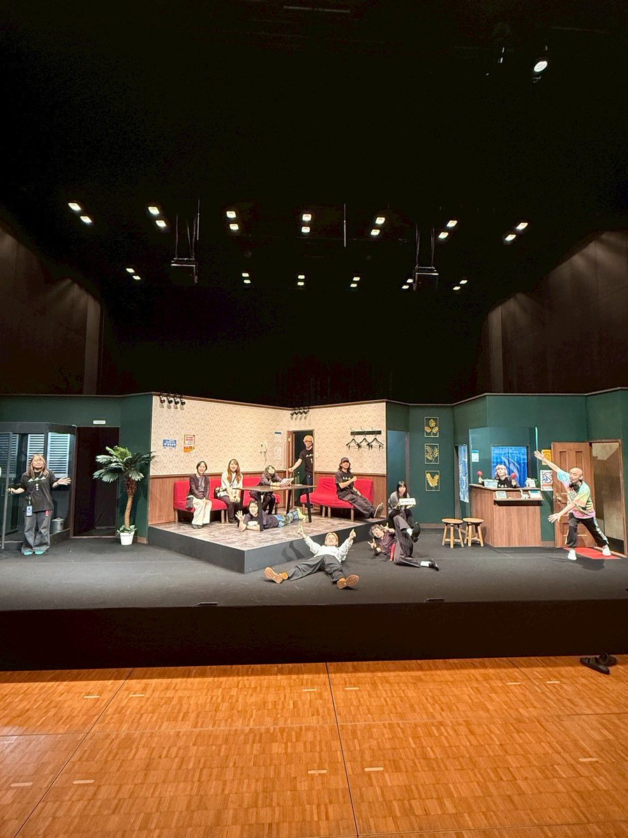 demons_from_ns's tweet photo. ⭐️⬇️長くなりますが🤤⬇️⭐️

　　⬇︎　⬇︎　⬇︎　⬇︎　⬇︎　⬇︎　⬇︎

果てとチーク『きみはともだち』
昨日、全ての公演を三重にて
無事に終えることが出来ました。

三重文化センターでの公演は
2ステにも関わらず
200名を超えるお客様がご来場くださいました。
本当に本当にありがとうございました。泣

初演→再演→三重公演と通して
約1年半以上取り組んできたこの作品は
自分の演劇人生の中で
絶対に忘れたくない大切な作品です。

特にこの再演は素晴らしい経験で
この再演東京と三重公演は物凄く特別なものとなりました。
ご覧下さった皆様に心から感謝申し上げます。

そして超仲良し座組みで過ごした
あまりにも濃厚な6日間の旅公演は
人生の宝物です。まじで。

私は升味さんと川村さんが大好きだし
果てとチークを心から応援しているし
それは座組み皆んな同じ気持ちで
だから全員がずっと一丸となって
この作品を最後の最後まで
もっと良くしようと力を合わせ続けました。

なんか何事にも変え難い凄い体験でした。

そしてこの作品と出会って、向き合って
「もっちゃん」という役を与えて貰って
三重の千秋楽の最後のシーンで
なんか凄く自分の中で大切な感情を動かして貰った感じがして。

自分は LGBTQ+の方々
そしてマイノリティの方々にとって
一緒にいて安心して貰える存在になりたいと
そう強く思いました。
それはマジョリティである自分にとって
簡単な事ではないのだと思うけど
でもそこからまずはスタートして
そして考え続け 行動に繋げていきたいと
今は思っています。

長くなってしまいましたが
この公演に関わってくださった
全ての皆様に
心から感謝申し上げます。

三重県総合文化センターの皆様
本当にお世話になりました。
とても素晴らしい劇場で
スタッフの皆様も暖かく優しくて
この劇場でお芝居ができて幸せでした泣
三重のお客様もとても素敵でした泣
演劇関係なくまた絶対三重行きます！！

そして何よりこの作品に呼んで頂き
色んな世界を見せてくれた
果てとチークのお二人に
心の底から感謝と尊敬を込めて
ありがとうございました！
と1000回くらい伝えたいです。
大好き！ふたりとも！！

演劇は凄い。演劇は素晴らしい。
それを感じさせて貰えた
1年八ヶ月と、最高の夏休みでした。

love love love👁️🌈💖♨️✌️⭐️

モヘ