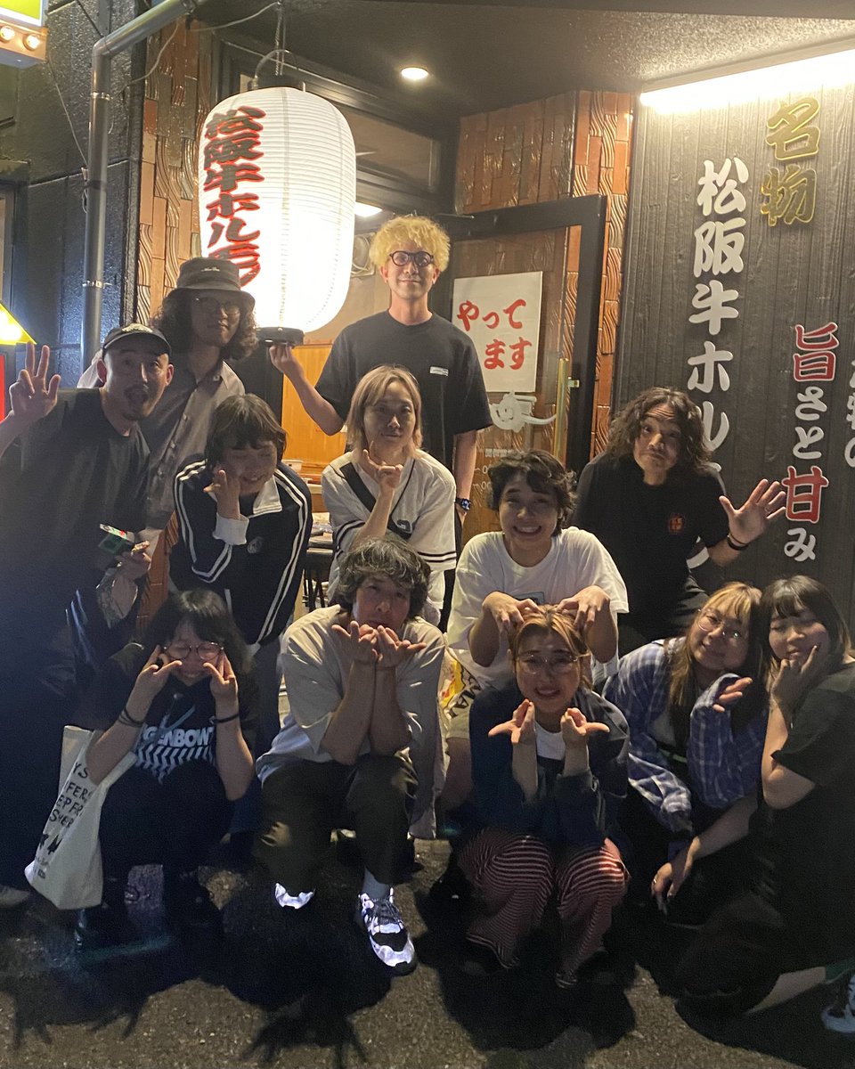 demons_from_ns's tweet photo. ⭐️⬇️長くなりますが🤤⬇️⭐️

　　⬇︎　⬇︎　⬇︎　⬇︎　⬇︎　⬇︎　⬇︎

果てとチーク『きみはともだち』
昨日、全ての公演を三重にて
無事に終えることが出来ました。

三重文化センターでの公演は
2ステにも関わらず
200名を超えるお客様がご来場くださいました。
本当に本当にありがとうございました。泣

初演→再演→三重公演と通して
約1年半以上取り組んできたこの作品は
自分の演劇人生の中で
絶対に忘れたくない大切な作品です。

特にこの再演は素晴らしい経験で
この再演東京と三重公演は物凄く特別なものとなりました。
ご覧下さった皆様に心から感謝申し上げます。

そして超仲良し座組みで過ごした
あまりにも濃厚な6日間の旅公演は
人生の宝物です。まじで。

私は升味さんと川村さんが大好きだし
果てとチークを心から応援しているし
それは座組み皆んな同じ気持ちで
だから全員がずっと一丸となって
この作品を最後の最後まで
もっと良くしようと力を合わせ続けました。

なんか何事にも変え難い凄い体験でした。

そしてこの作品と出会って、向き合って
「もっちゃん」という役を与えて貰って
三重の千秋楽の最後のシーンで
なんか凄く自分の中で大切な感情を動かして貰った感じがして。

自分は LGBTQ+の方々
そしてマイノリティの方々にとって
一緒にいて安心して貰える存在になりたいと
そう強く思いました。
それはマジョリティである自分にとって
簡単な事ではないのだと思うけど
でもそこからまずはスタートして
そして考え続け 行動に繋げていきたいと
今は思っています。

長くなってしまいましたが
この公演に関わってくださった
全ての皆様に
心から感謝申し上げます。

三重県総合文化センターの皆様
本当にお世話になりました。
とても素晴らしい劇場で
スタッフの皆様も暖かく優しくて
この劇場でお芝居ができて幸せでした泣
三重のお客様もとても素敵でした泣
演劇関係なくまた絶対三重行きます！！

そして何よりこの作品に呼んで頂き
色んな世界を見せてくれた
果てとチークのお二人に
心の底から感謝と尊敬を込めて
ありがとうございました！
と1000回くらい伝えたいです。
大好き！ふたりとも！！

演劇は凄い。演劇は素晴らしい。
それを感じさせて貰えた
1年八ヶ月と、最高の夏休みでした。

love love love👁️🌈💖♨️✌️⭐️

モヘ