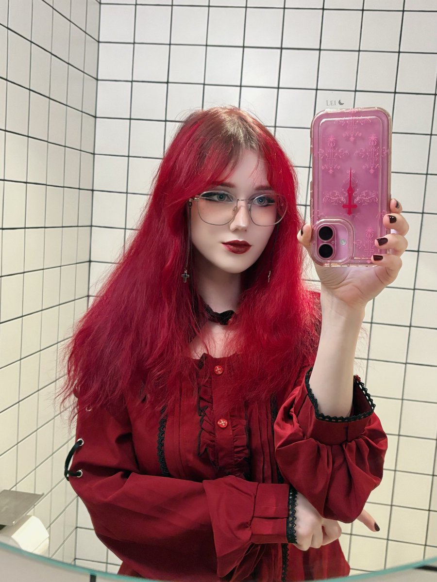 sadsoullei's tweet photo. that shade of red>>> https://t.co/LF1FBKR88l