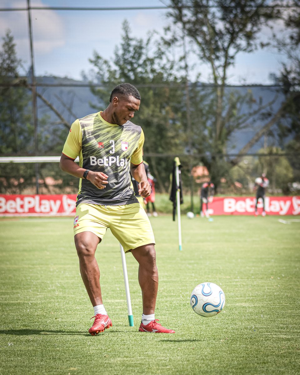 SantaFe's tweet photo. ¡Trabajo 💪🏻, intensidad ⚽️ y compromiso 🧐 enfocados en lo que viene!

En 10 días nos volvemos a ver 🇮🇩 Abónate y acompáñanos en esta nueva temporada 👉🏻 https://t.co/a6vDekUMG0 https://t.co/W7TrHtcl1p