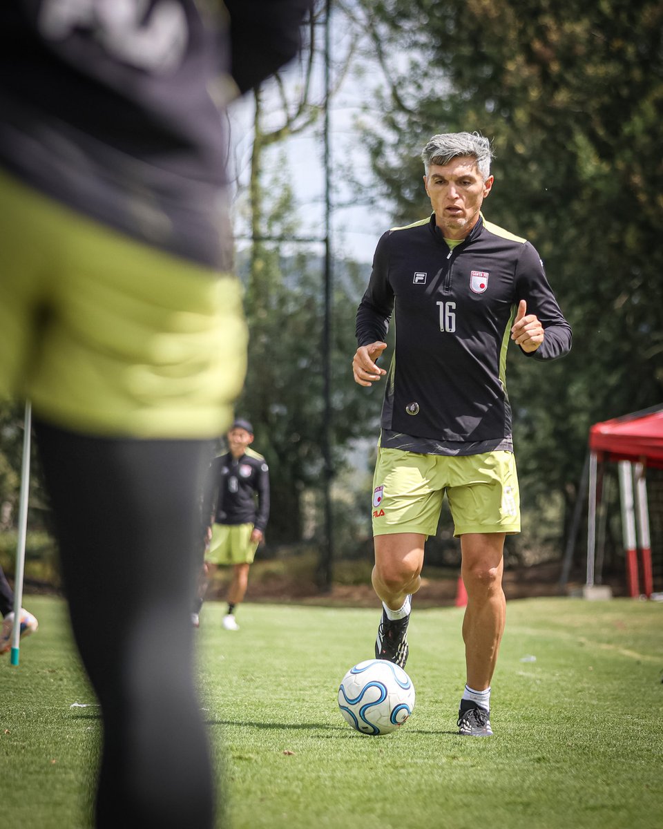 SantaFe's tweet photo. ¡Trabajo 💪🏻, intensidad ⚽️ y compromiso 🧐 enfocados en lo que viene!

En 10 días nos volvemos a ver 🇮🇩 Abónate y acompáñanos en esta nueva temporada 👉🏻 https://t.co/a6vDekUMG0 https://t.co/W7TrHtcl1p