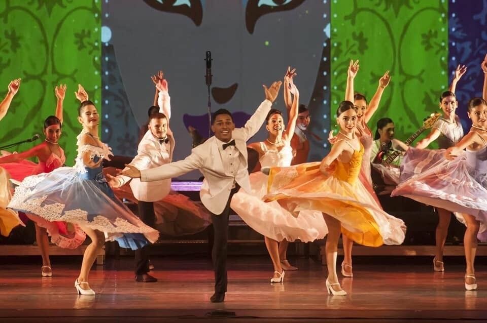 MinturCuba's tweet photo. 🎻🎺🎹 La cultura de Cuba es un mosaico vivo de tradiciones indígenas, africanas y españolas, una mezcla que ha dado forma a su música, su danza, su gastronomía y su identidad nacional. ✨ Es historia, es resistencia, es alegría. 🕺💃

 #CubaMágica #CubaUnica #Cubatravel https://t.co/SpgophXOZn