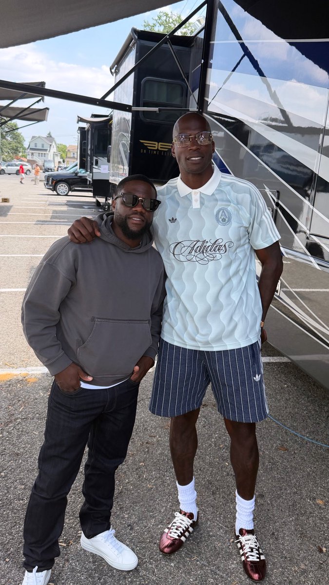 ochocinco's tweet photo. Pepe x @KevinHart4real https://t.co/IqgVeVrXVG
