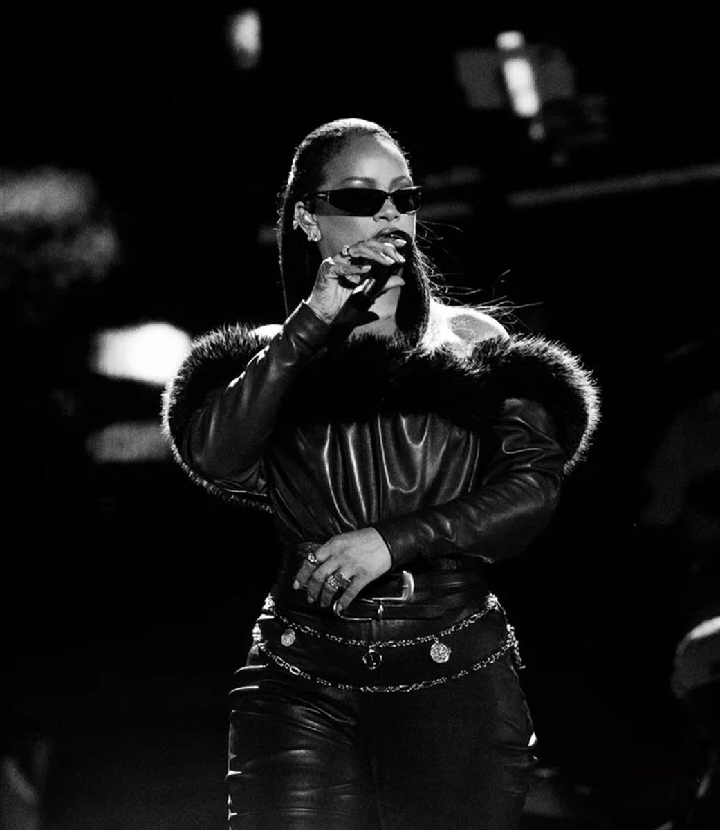 conyfentyyy's tweet photo. Rihanna looks so gooood https://t.co/b5lswr4Dpm