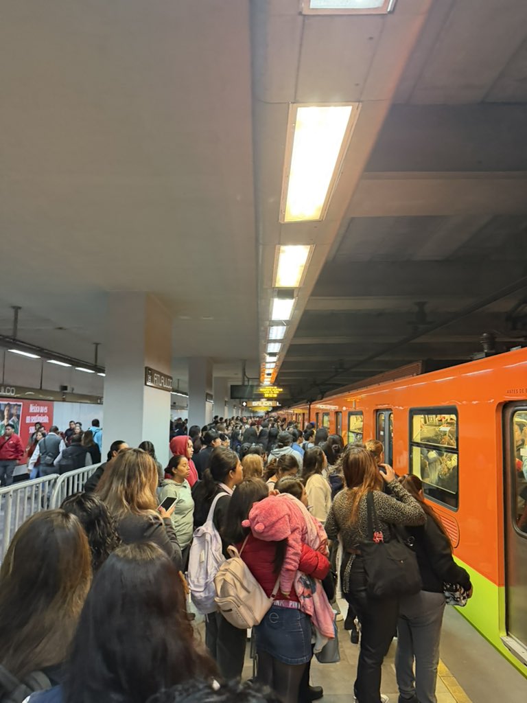 DianaCastilloP4's tweet photo. @MetroCDMX Atlalilco L12 
Muy lleno y llegan vagones bastante llenos https://t.co/DTJodXaYlM