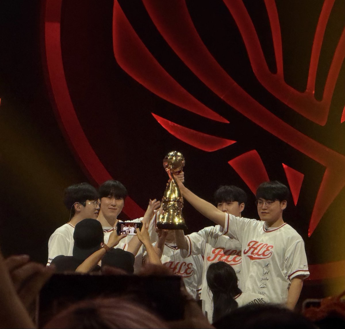 JJ_tmi's tweet photo. 한화생명2026MSI우승🏆🧡

#HLE_MSI_우승 
#대전의왕_HLE 
#한화생명_우승 https://t.co/J1oj7vV8HT