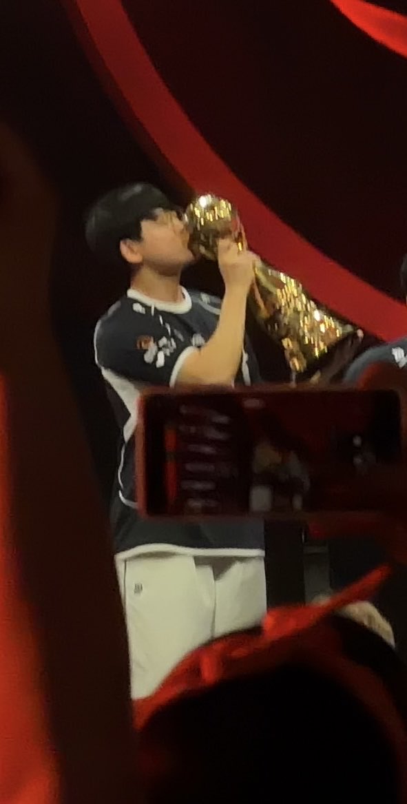 JJ_tmi's tweet photo. 한화생명2026MSI우승🏆🧡

#HLE_MSI_우승 
#대전의왕_HLE 
#한화생명_우승 https://t.co/J1oj7vV8HT