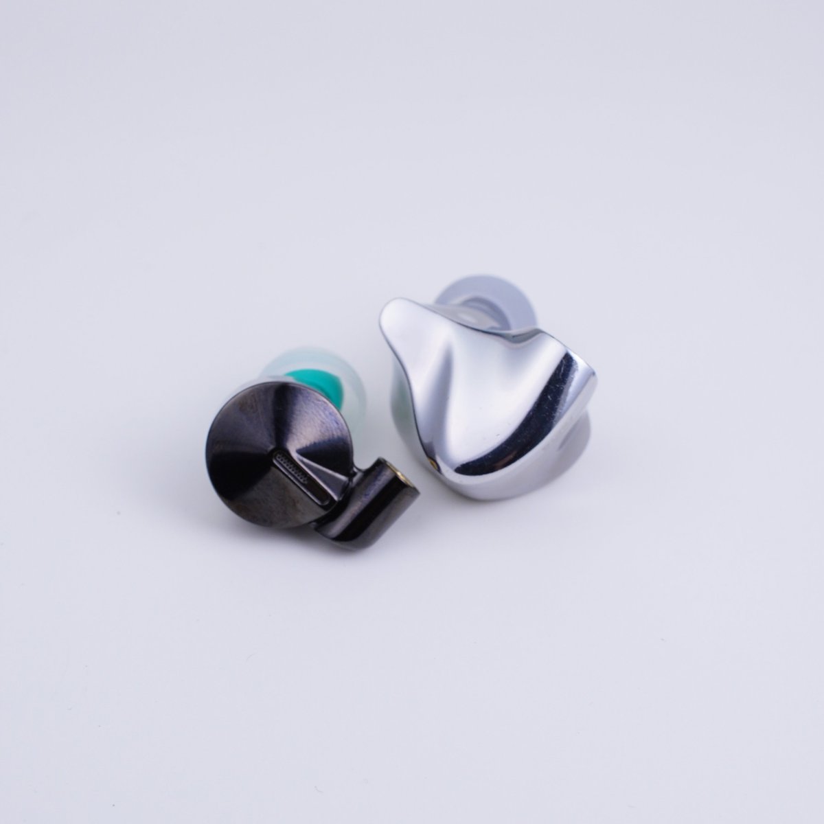 DUNU_Headphone's tweet photo. Some IEMs feel like old friends.

ZEN PRO and Glacier have been around for a while, but every time we take them out again, the memories come back with the music. 🎧✨

#DUNU #ZENPRO #Glacier #IEM #HiFi #WiredEarphones #Throwback https://t.co/bSFVDVtH16