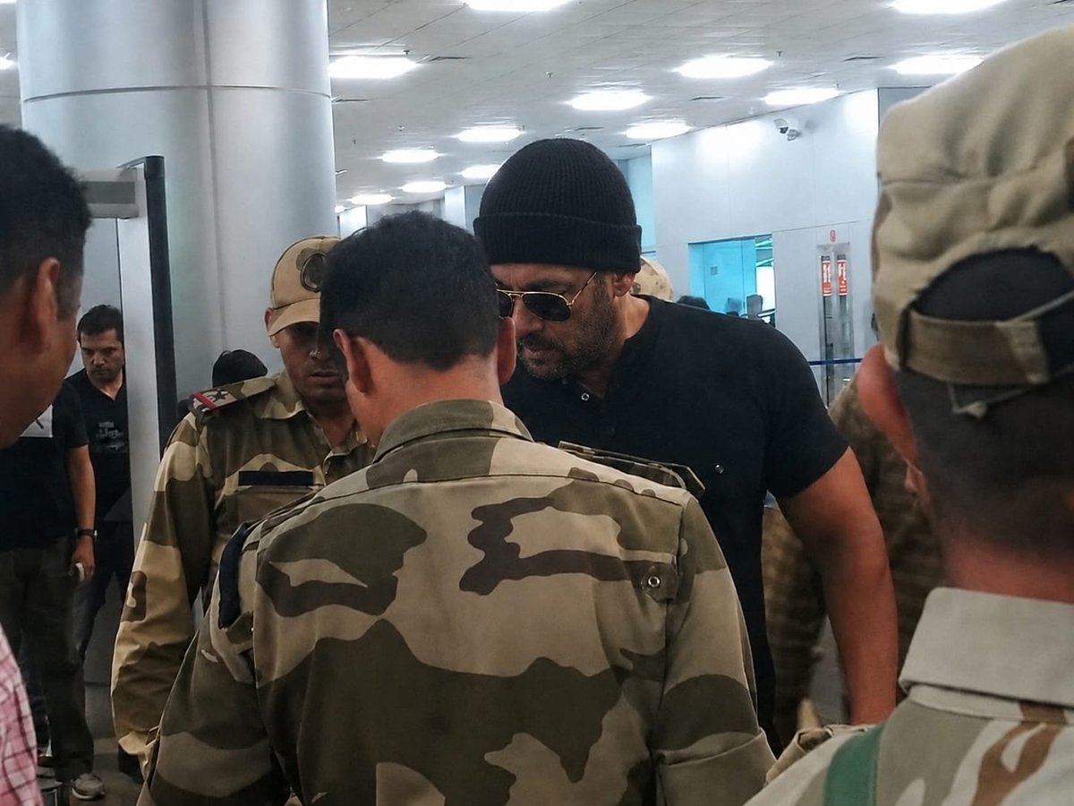salmanka_sainik's tweet photo. Bhai-dom 🔥🔥🔥
I hope vamshi aise hi bhai ko present karein 🔥🔥🔥
His real life aura>>>>> https://t.co/DyW10cTMkf