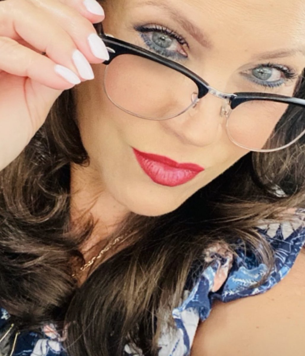 MaryKay__Beauty's tweet photo. Rockstar Red! 💋❤️ 
Mary Kay Supreme Hydrating Lipstick 💄 Immediate hydration and shades for all skin tones! 💋
Available right now on my website 🛒🤗 https://t.co/IrR2HrSkZi https://t.co/K8P3HKPNfs