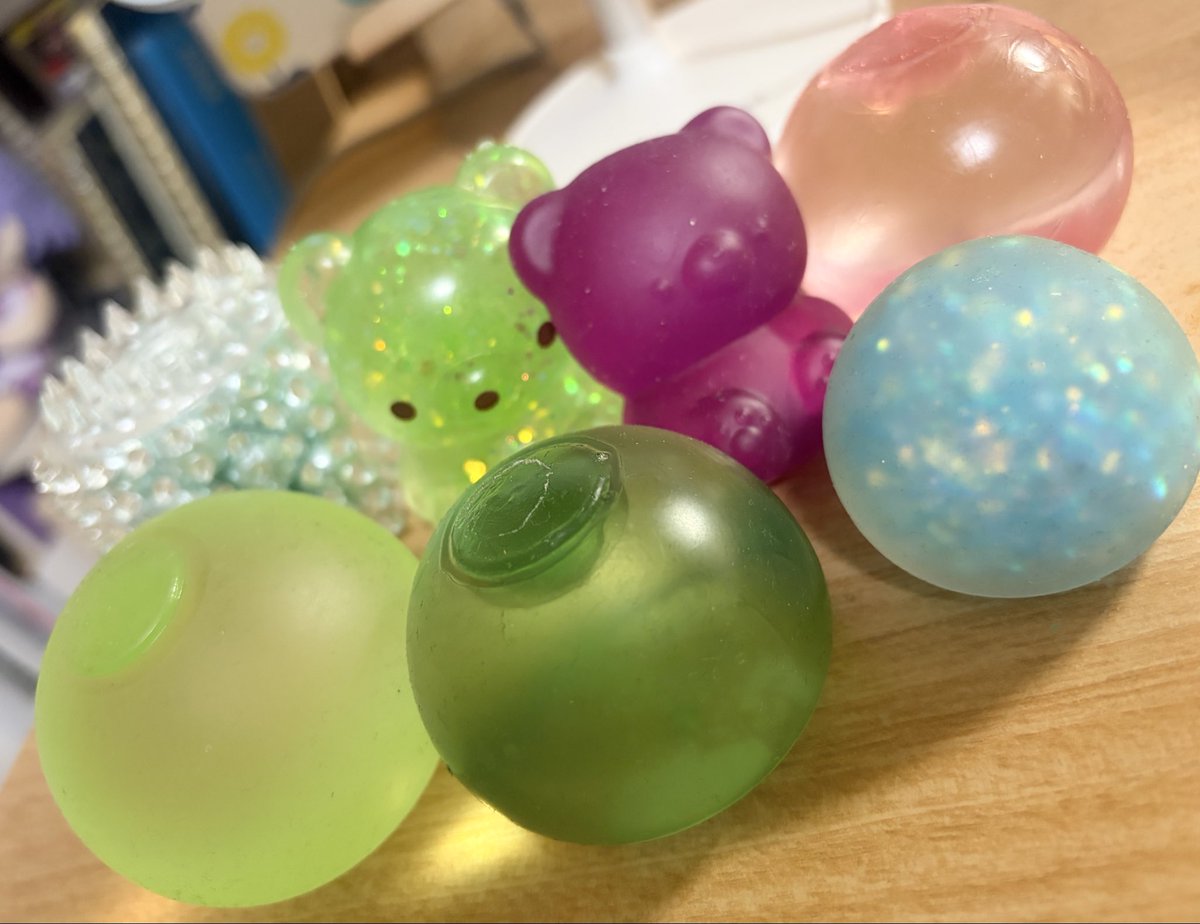 koneko_lime's tweet photo. 最近パソコン見てる時とかずっとスクイーズ握ってる…
もっっっちりした握り心地の水あめ系スクイーズがお気に入りで、100均とかで見かける度に買ってたらだんだん侵食されてきた
ちなみにクローゼットに50個くらい在庫があります（すぐそういう買い方をする…） https://t.co/QdVqzfdwMm