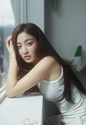 cactusjihyo's tweet photo. gorgeous jihyo for venus https://t.co/BCWYCTj202