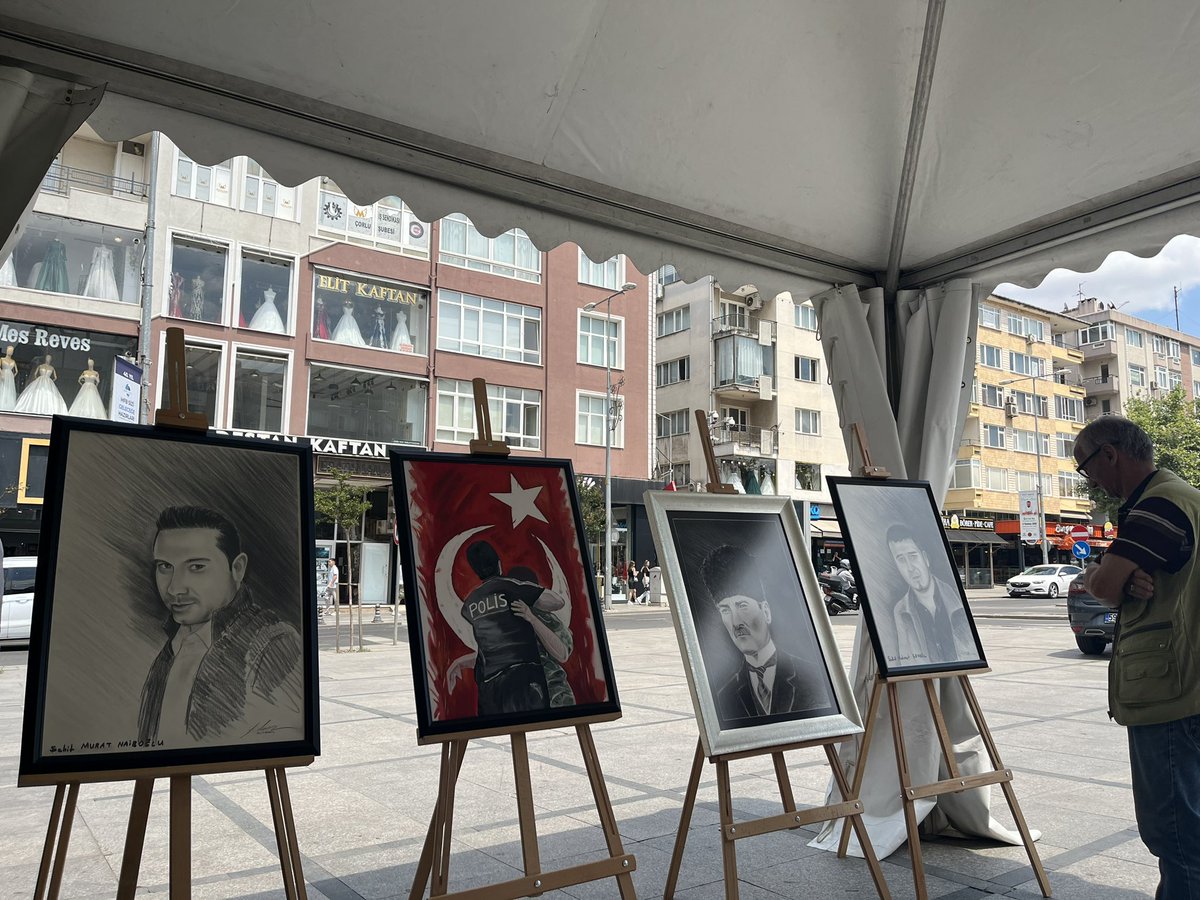 GSB_CorluGM's tweet photo. 🇹🇷15 Temmuz Demokrasi ve Milli Birlik Günü 10. Yılı etkinlikleri için 'Gençler Asla Unutmaz!' Programı kapsamında Atatürk Meydanı ve Avm de sinevizyon gösterimi ve resim sergisi başladı. Demokrasimize ve geleceğimize sahip çıkan tüm kahramanlarımızı rahmet ve minnetle anıyoruz. https://t.co/1o4fVd6z7q