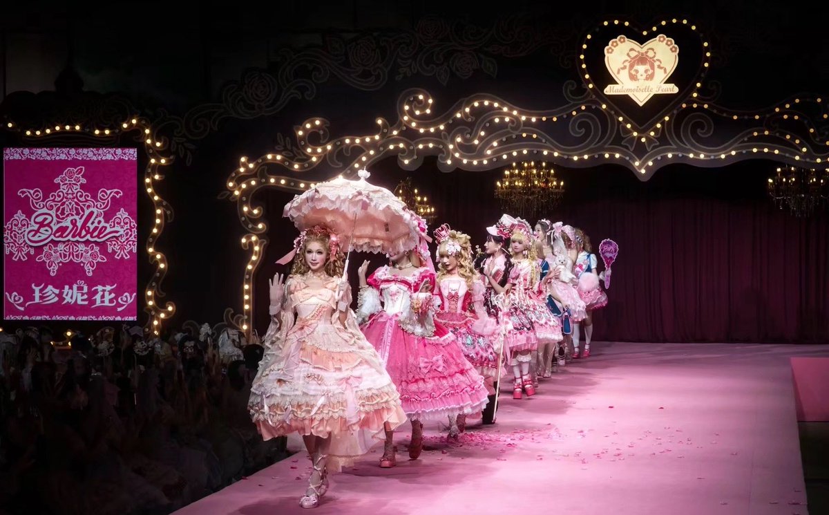 jojozgq's tweet photo. 花と真珠匣 × Barbieシリーズ ファッションショーのお写真です✨ https://t.co/V38qL3w1LU