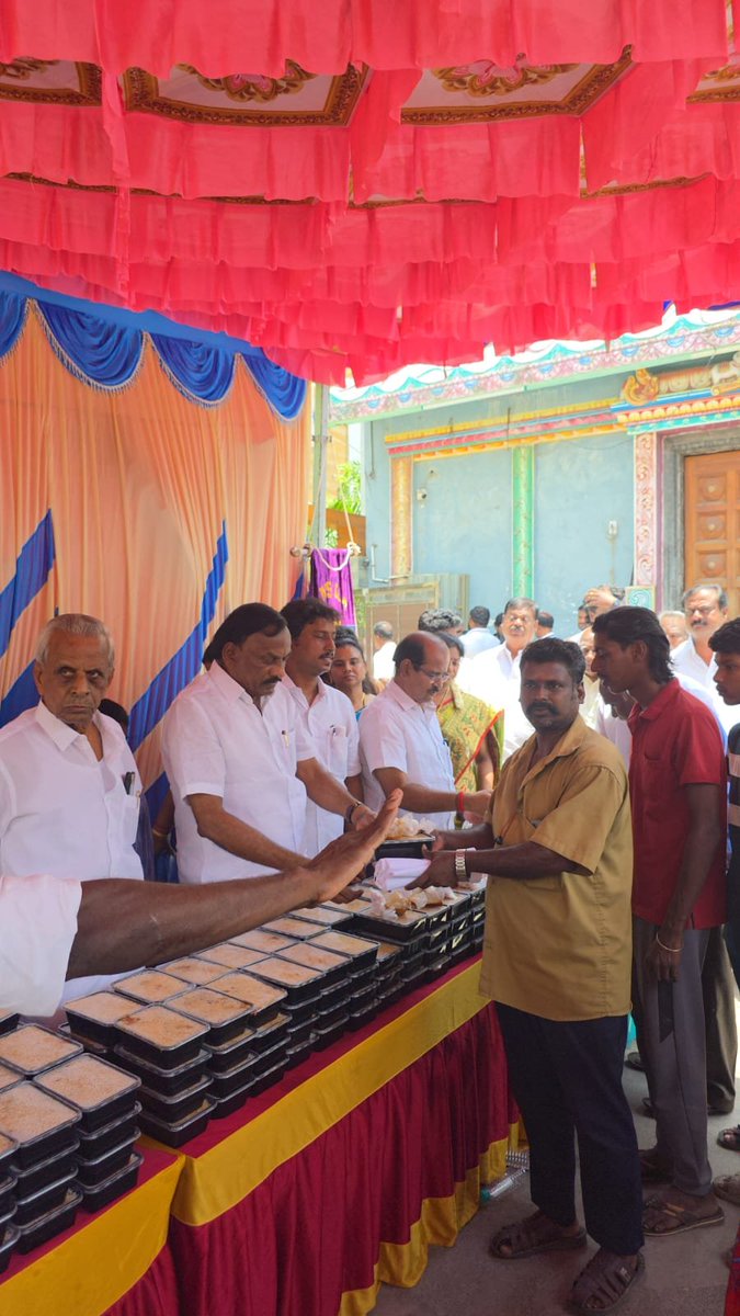 GanapathyK's tweet photo. மதுரவாயல் தெற்கு பகுதி,149வது வட்டம் வளசரவாக்கம் முன்னாள் பேரூராட்சி செயலாளர் மறைந்த மா.வேணுகோபால் அவர்களின் பிறந்தநாள் பவள விழாவில்  கலந்து கொண்டு திருவுருவ படத்திற்கு  மலர் அஞ்சலி செலுத்தி பொதுமக்களுக்கு அறுசுவை உணவு வழங்கினேன்.இந்நிகழ்ச்சியில் தலைமை செயற்க்குழு உறுப்பினர் எஸ்.��ருணாச்சலம், பகுதி கழக நிர்வாகிகள் P. M.செல்வராஜ்,வே. மதியழகன், வட்ட செயலாளர்  த. ரமேஷ், மாவட்டத் துணை அமைப்பாளர் வே.சீனிவாசன் மற்றும் கழக நிர்வாகிகள் கலந்து கொண்டு சிறப்பித்தனர்.